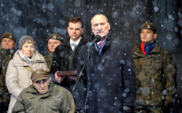 Minister Obrony Narodowej Antoni Macierewicz (C) przemawia podczas uroczystości przekazania żołnierz