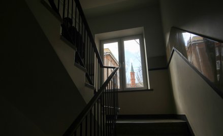 W polskich miastach wiele osób starszych żyje dziś jak „więźniowie czwartego piętra” – uwięzieni we 