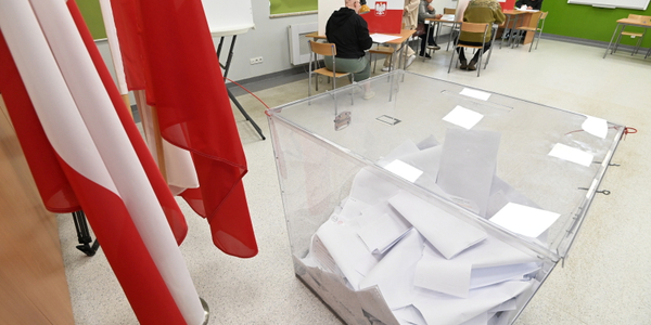 Wybory samorządowe 2024: Partie cieszą się z wyników. Okopy PiS i KO w regionach