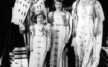 12 maja 1937 r. Księżniczka Elżbieta II (druga od prawej) z rodzicami i siostrą Margaret.