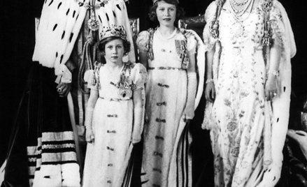 12 maja 1937 r. Księżniczka Elżbieta II (druga od prawej) z rodzicami i siostrą Margaret.