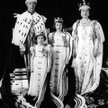 12 maja 1937 r. Księżniczka Elżbieta II (druga od prawej) z rodzicami i siostrą Margaret.