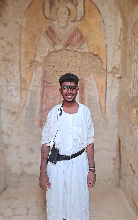 Uczestnik badania eye-trackingowego przeprowadzonego na malowidłach odkrytych w Starej Dongoli. Fot.