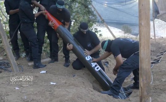 Rakieta S40, tutaj ustawiana w pozycji startowej na „wyrzutni”, to przykład najbardziej typowego uzb