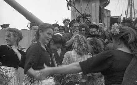 Lipiec 1944 roku. „Inwazja” francuskich dziewcząt na pomost bojowy ORP „Piorun”. Po środku porucznik