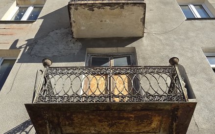 Bogate zdobienia poręczy balkonu