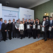 Prezes NBP Marek Belka (piąty od lewej) z laureatami konkursu