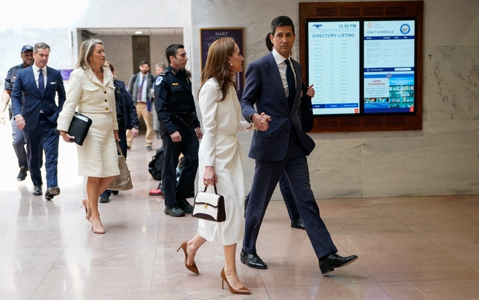 Kevin Warsh, kandydat na stanowisko przewodniczącego Rezerwy Federalnej, opuszcza salę obrad wraz z 
