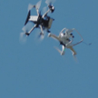 Wrogi dron (biały) po ataku drona-kamikadze