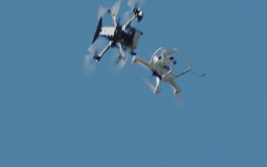 Wrogi dron (biały) po ataku drona-kamikadze