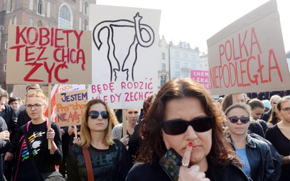 Skąd te dwa światy: uczestników czarnego protestu i rodziny dziecka żegnanego mszą w warszawskim koś