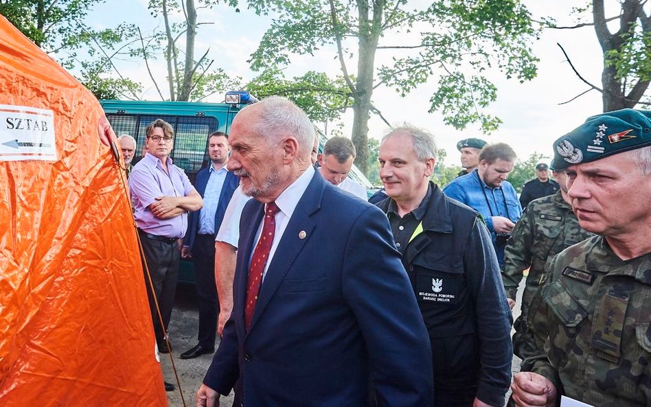 Samochód szefa MON ugrzązł w błocie