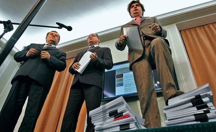 Komisja Janusza Palikota (pierwszy z prawej) przygotowała w związku z tzw. ofensywą październikową o