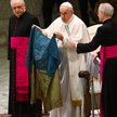 Papież Franciszek ucałował flagę Ukrainy z Buczy