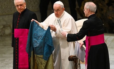 Papież Franciszek ucałował flagę Ukrainy z Buczy