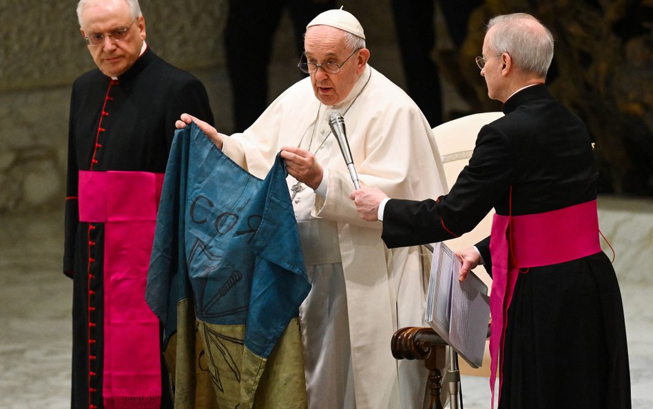 Papież Franciszek ucałował flagę Ukrainy z Buczy