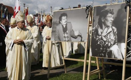 W południe na placu "Solidarności" w Gdańsku odprawiono uroczystą mszę świętą. Koncelebrowało ją kil