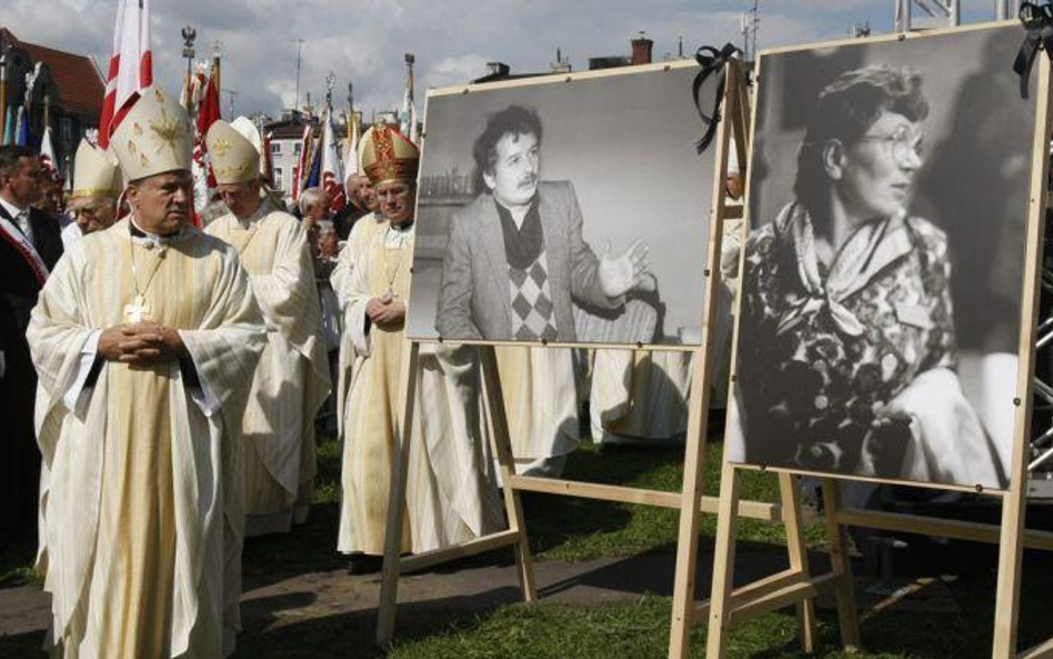 W południe na placu "Solidarności" w Gdańsku odprawiono uroczystą mszę świętą. Koncelebrowało ją kil