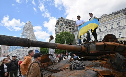 Wystawa zniszczonego rosyjskiego sprzętu wojskowego w Kijowie