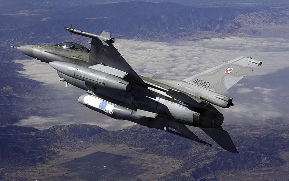 Polski F-16C Jastrząb z podwieszonym zasobnikiem rozpoznania obrazowego Goodrich DB-110. Fot.