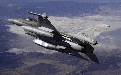 Polski F-16C Jastrząb z podwieszonym zasobnikiem rozpoznania obrazowego Goodrich DB-110. Fot.