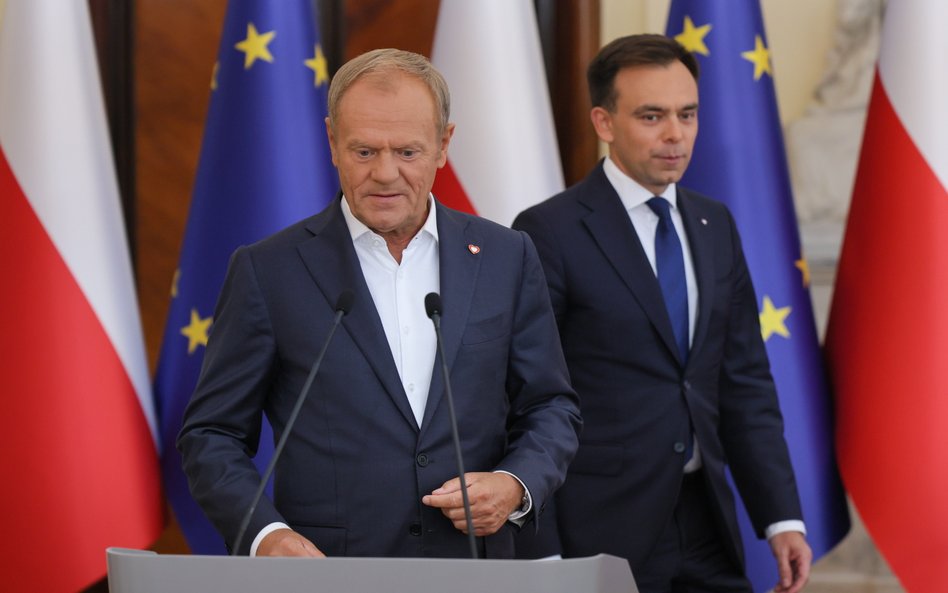 Premier Donald Tusk oraz minister finansów Andrzej Domański podczas konferencji prasowej