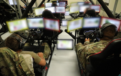 US Army testuje różne koncepcje interfejsu służącego do komunikacji żołnierzy ze sztuczną inteligenc