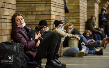 Mieszkańcy Kijowa szukający schronienia w metrze