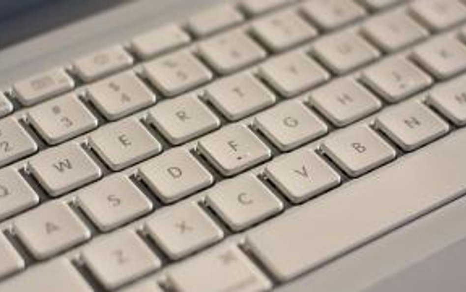 System komputerowy udostępnia wiedzę i rejestruje postępy słuchacza