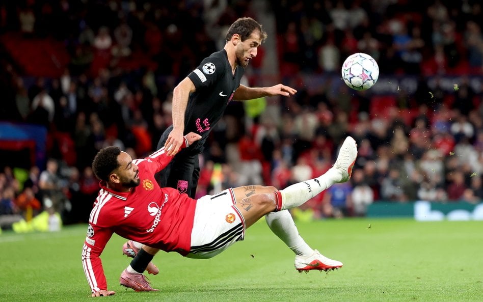 Matheus Cunha (z lewej) z Manchesteru United w akcji przeciwko Abdulakhowi Khaibulaevowi z Sabah pod