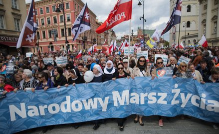 Narodowy Marsz Życia pod hasłem "Niech Żyje Polska!" wyruszył z placu Zamkowego w Warszawie