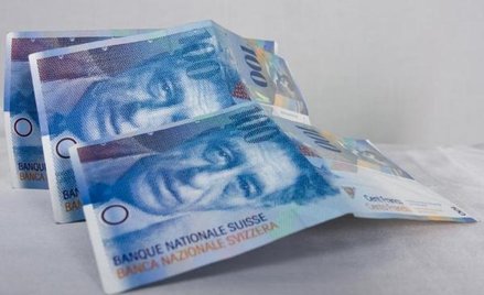 Żeby uchronić się przed ryzykiem wzrostu ceny franka, można przewalutować kredyt, ale to z kolei i t