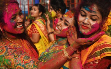 Hindusi witają wiosnę bitwą na kolory