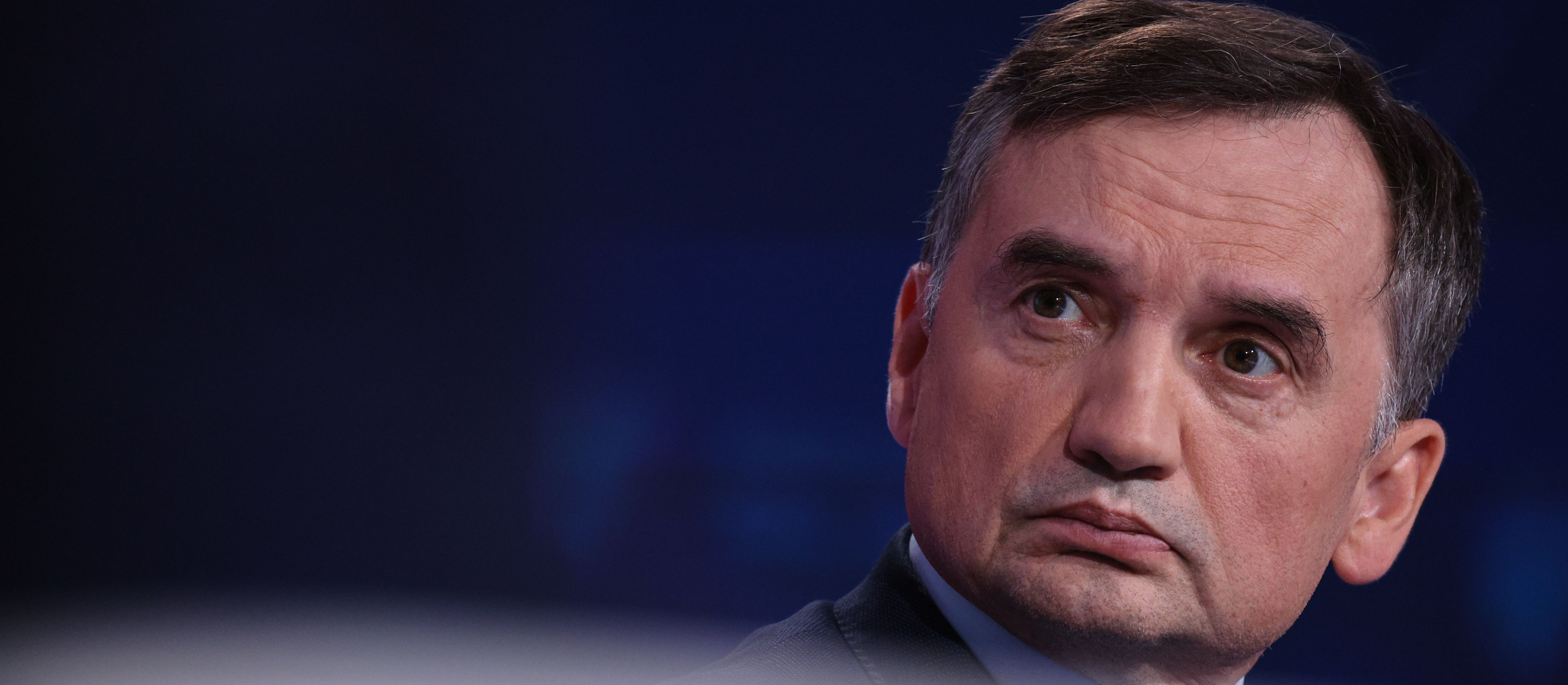 Sondaż: Wiemy, jak Polacy oceniają pozostanie Zbigniewa Ziobry na Węgrzech