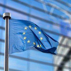 Flaga Unii Europejskiej przed budynkiem PE