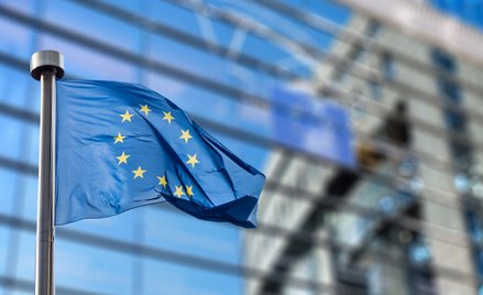 Flaga Unii Europejskiej przed budynkiem PE