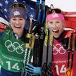 Jessica Diggins (z lewej) i Kikkan Randall zdobyły złoto dla USA