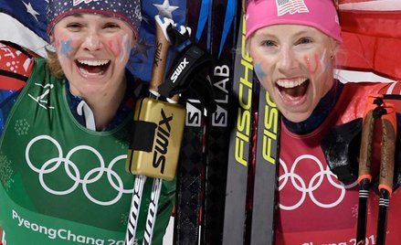 Jessica Diggins (z lewej) i Kikkan Randall zdobyły złoto dla USA
