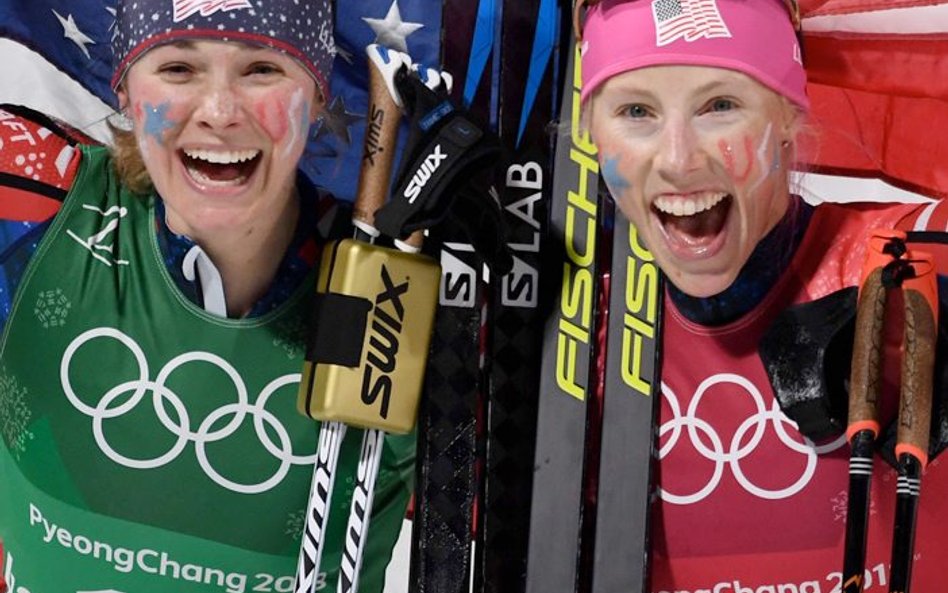 Jessica Diggins (z lewej) i Kikkan Randall zdobyły złoto dla USA