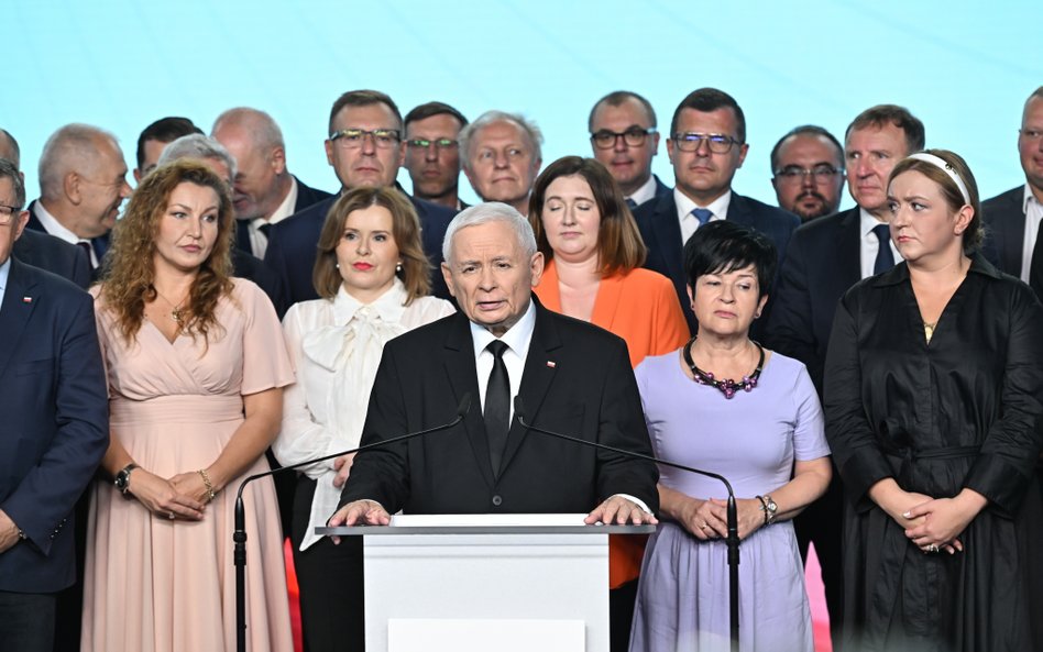 Prezes PiS Jarosław Kaczyński oraz politycy partii podczas konferencji prasowej w siedzibie Prawa i 