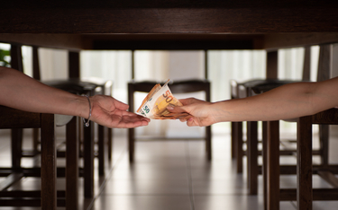 Firmę obciążą daniny od pensji wypłaconej „pod stołem”