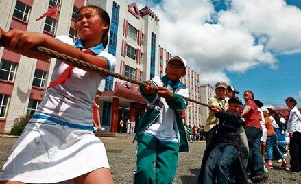 Chińskie i rosyjskie dzieci przeciągają linę na podwórku szkoły w granicznym mieście Heihe. Tradycja