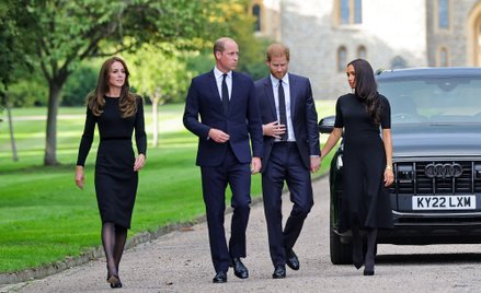 Książę Harry ze starszym bratem, Williamem, w czasie uroczystości pogrzebowych ich babci, Elżbiety I