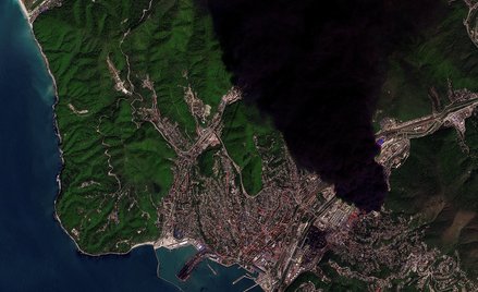 Widoczny na zdjęciu satelitarnym dym nad rafinerią w Tuapse w Kraju Krasnodarskim w Rosji