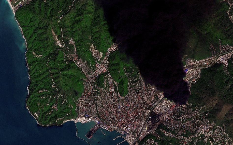 Widoczny na zdjęciu satelitarnym dym nad rafinerią w Tuapse w Kraju Krasnodarskim w Rosji