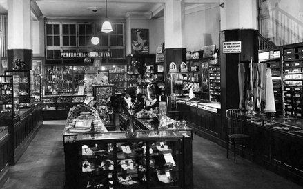 We wspomnieniach ludzi przedwojennych Dom Towarowy Braci Jabłkowskich, było to miejsce luksusowe.