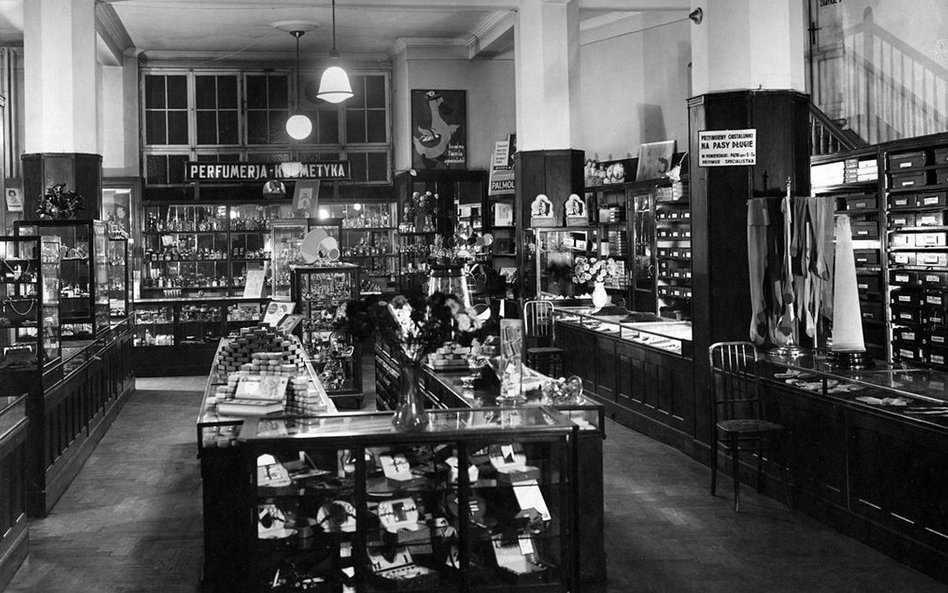 We wspomnieniach ludzi przedwojennych Dom Towarowy Braci Jabłkowskich, było to miejsce luksusowe.