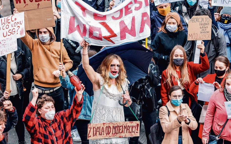 Postulaty Strajku Kobiet szybko zostały podgrzane przez jeszcze bardziej radykalne środowiska, że tu