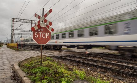 Za wjazd na przejazd kolejowy przy zamkniętych szlabanach, czerwonym świetle czy też w momencie, gdy