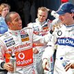 Robert Kubica (z prawej) żartuje z Lewisem Hamiltonem